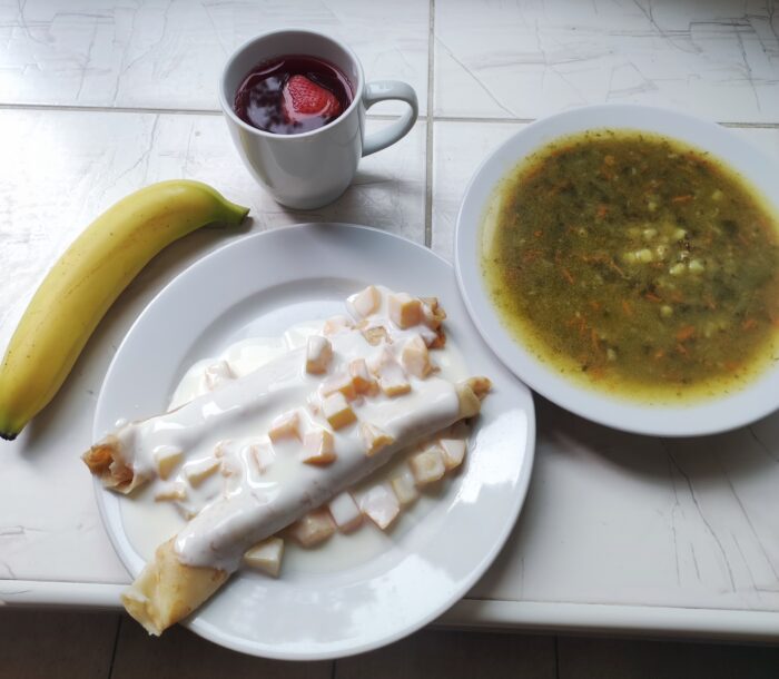 kompot, zupa, naleśniki, polewa jogurtowo-brzoskwiniowa, banan