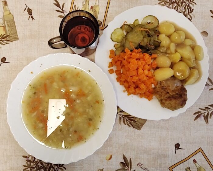Jarzynowa, mięso, sos potrawkowy, ziemniaki, marchew gotowana, sałatka szwedzka, kompot