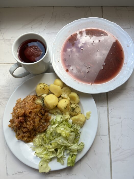 kompot, zupa, sałata, ziemniaki, bigos