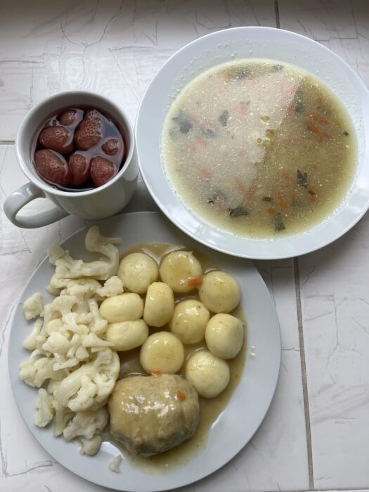 kompot, zupa, kluski śląskie, mięso, sos, kalafior