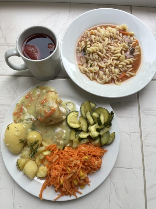 kompot, zupa, ogórek, surówka, ziemniaki, ryba w sosie