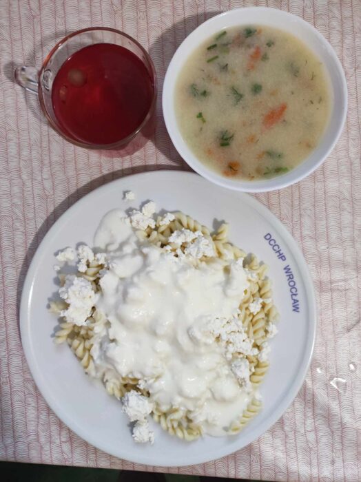 Zupa grysikowa, makaron z serem, polewa jogurtowa, kompot