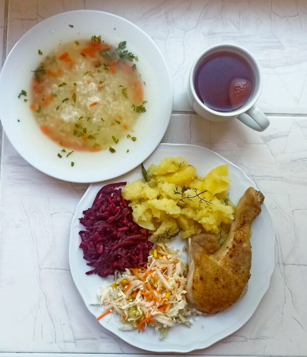 zupa, udko, ziemniaki, surówki, kompot