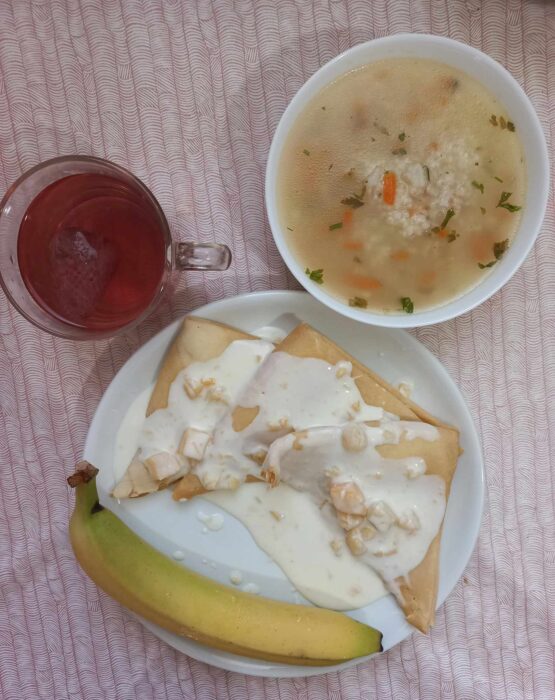 zupa, naleśniki z polewą, banan, kompot