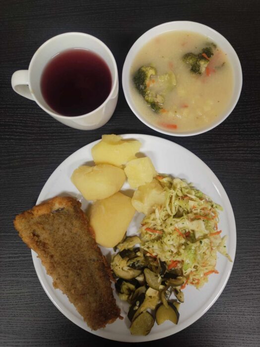 Zupa brokułowa, ryba smażona, ziemniaki, surówka z kapusty, cukinia, kompot