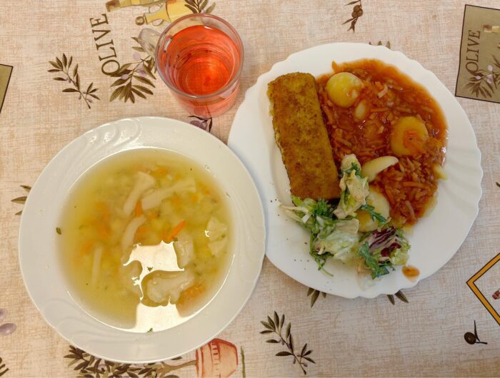 Kalafiorowa, filet rybny panierowany smażony, sos grecki, ziemniaki, sałata, kompot