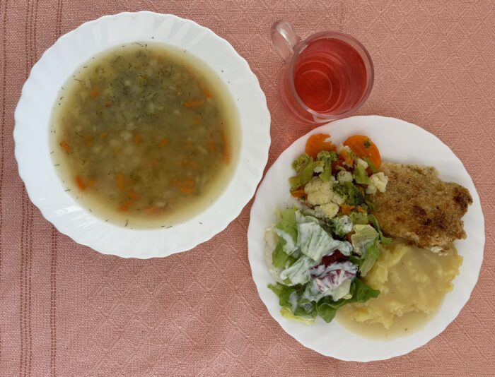 Koperkowa, filet rybny panierowany, ziemniaki, sos, warzywa gotowane, sałata, kompot