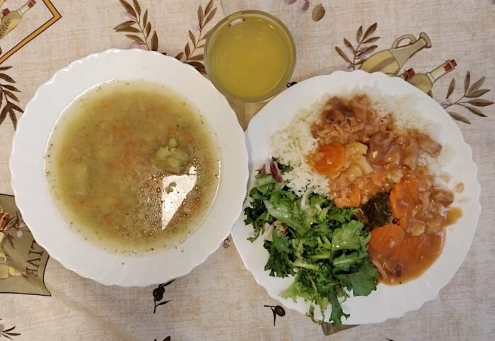 Brokułowa, risotto mięsno-warzywne, sos pomidorowy, sałata, kompot