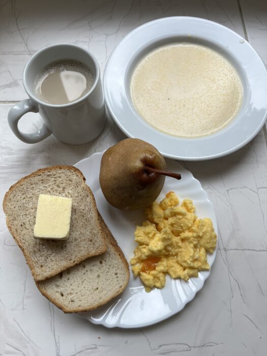 zupa mleczna, kawa, pieczywo, masło, jajecznica, gruszka gotowana (sałata nie została dostarczona przez firmę cateringową.