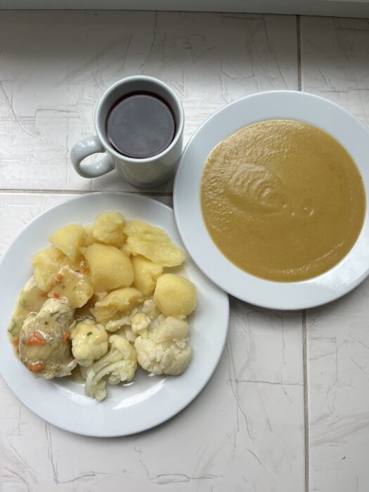 zupa, kompot, ziemniaki, ryba z pieca w sosie koperkowym, kalafior gotowany (zamiana przez firmę)