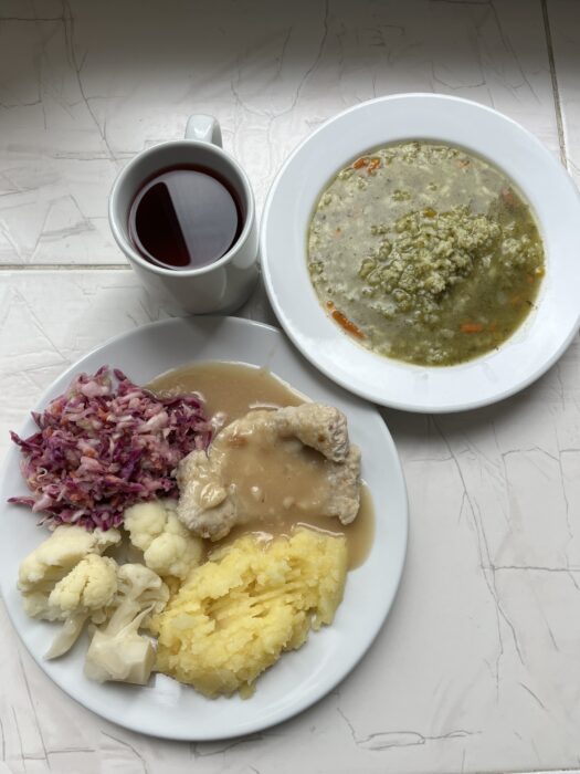 kompot, zupa, schab z sosem, ziemniaki, kalafior, surówka