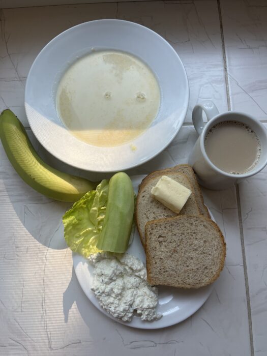 kawa, zupa mleczna, twarożek, sałata, ogórek zielony, masło, pieczywo, banan