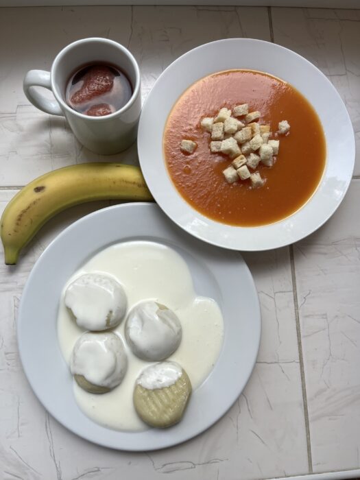 zupa, knedle z truskawkami i polewą jogurtową, banan