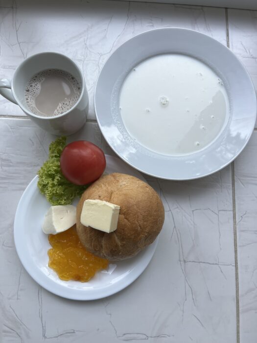 kakao, zupa mleczna, bułka, mozzarella, dżem, sałata, pomidor