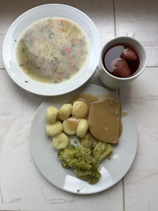 zupa, kompot, kluski śląskie, pieczeń z sosem, brokuły