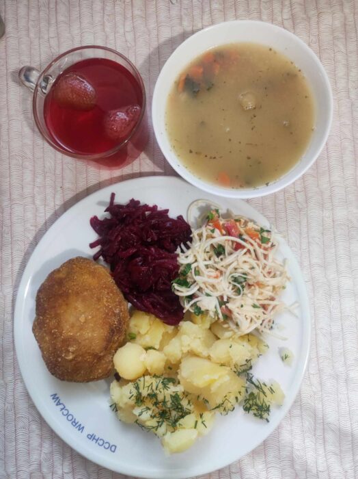 Zupa fasolowa, kotlet mielony, ziemniaki, buraczki, surówka z selera, kompot