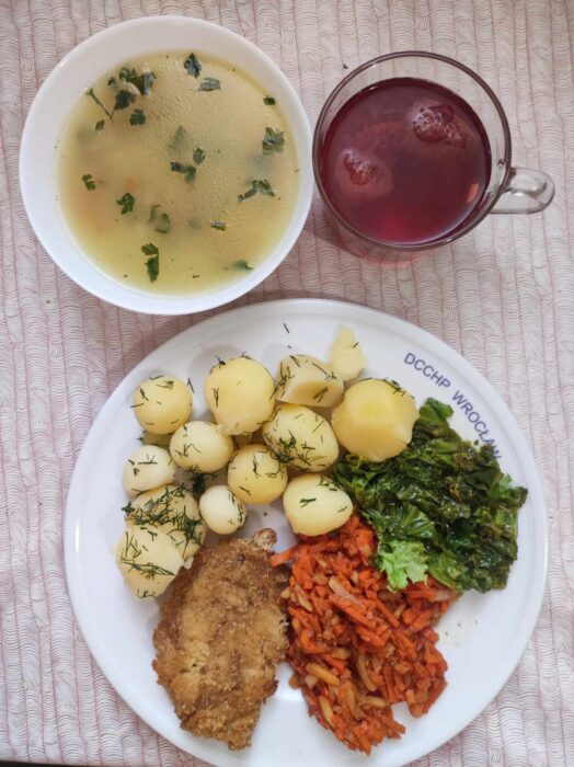 Zupa ryżowa, ryba, jarzynka po grecku, sałata, ziemniaki, kompot