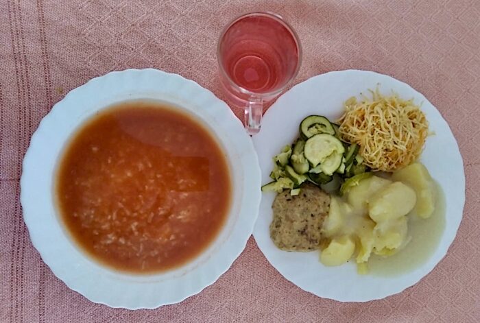 Pomidorowa, omlet mięsny, ziemniaki, sos beszamelowy, cukinia, surówka, kompot