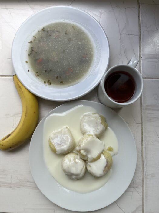 zupa, knedle, polewa, kompot, banan