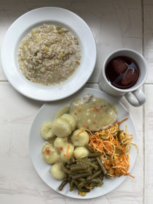 zupa, kluski śląskie, bitka z sosem, fasolka, surówka, kompot