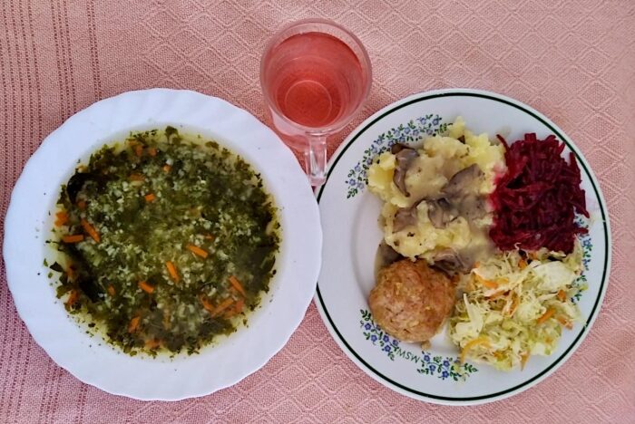 Zupa szpinakowa, pulpet, sos pieczarkowy, ziemniaki, surówka buraczki, kompot