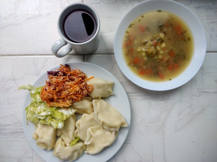 zupa, pierogi, sałata z jogurtem, surówka, kompot