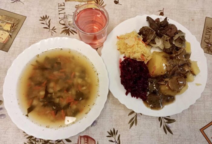 Krupnik, wątróbka z cebulą, ziemniaki, buraczki, kapusta kiszona, kompot