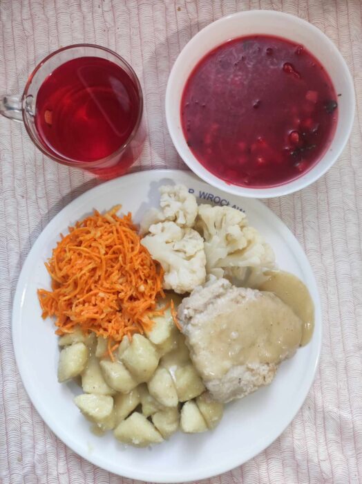 Zupa buraczkowa, kopytka, schab w sosie, kalafior, marchewka, kompot