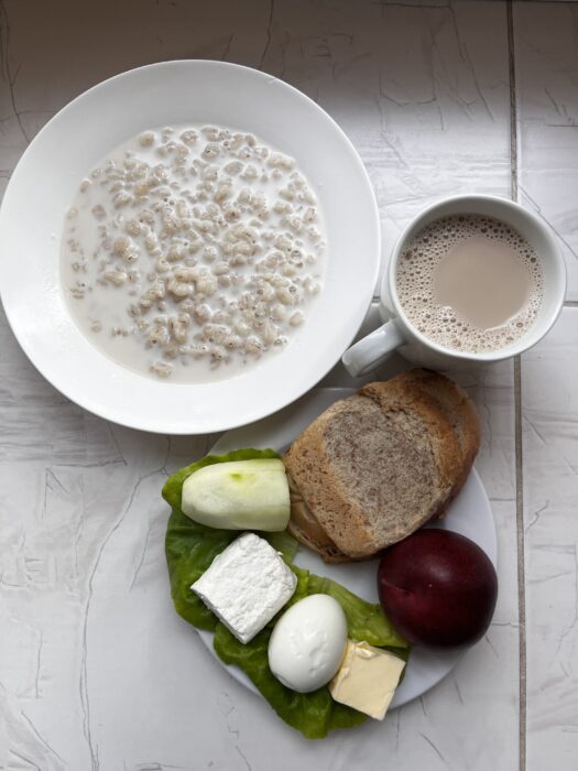 zupa mleczna, kawa, twaróg, jajko, ogórek, sałata, masło, pieczywo