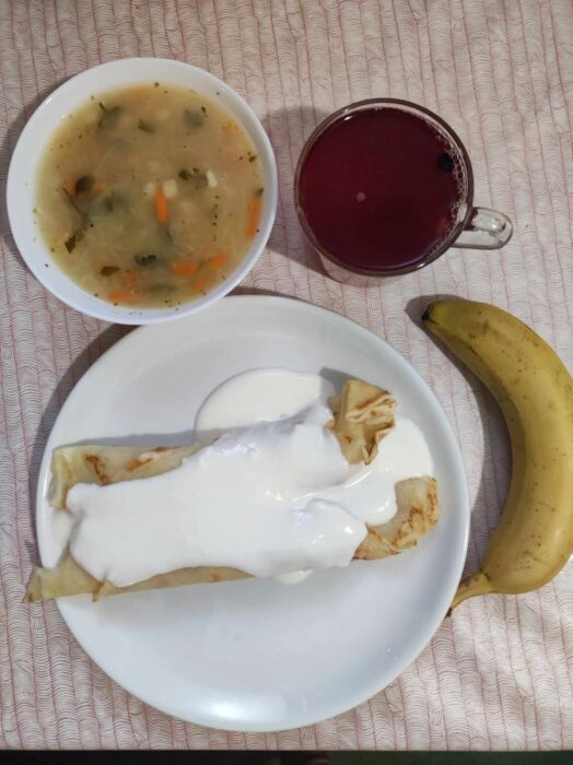 Kapuśniak, naleśniki z jabłkiem, jogurt, banan, kompot