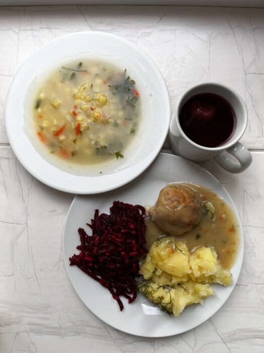 zupa, ziemniaki, pulpet w sosie, buraczki, kompot