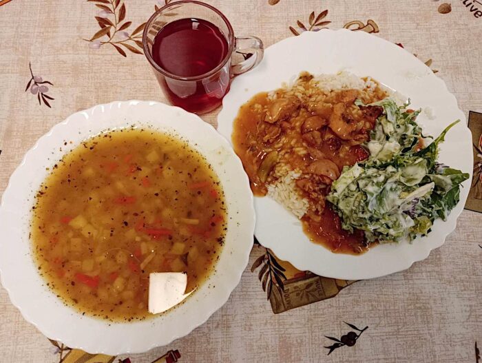 Grochowa, risotto mięsno-warzywne, sos, sałata z jogurtem, kompot