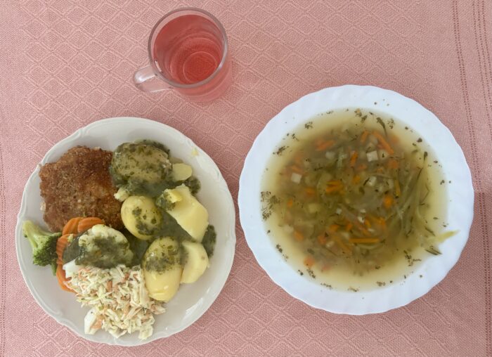 Ogórkowa, filet rybny panierowany, ziemniaki, sos, colesław, jarzyny gotowane, kompot