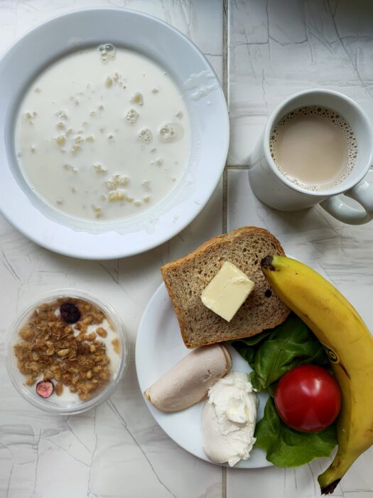 zupa mleczna, kawa, jogurt z muesli, pieczywo, masło, szynka, serek biały, sałata, pomidor, banan