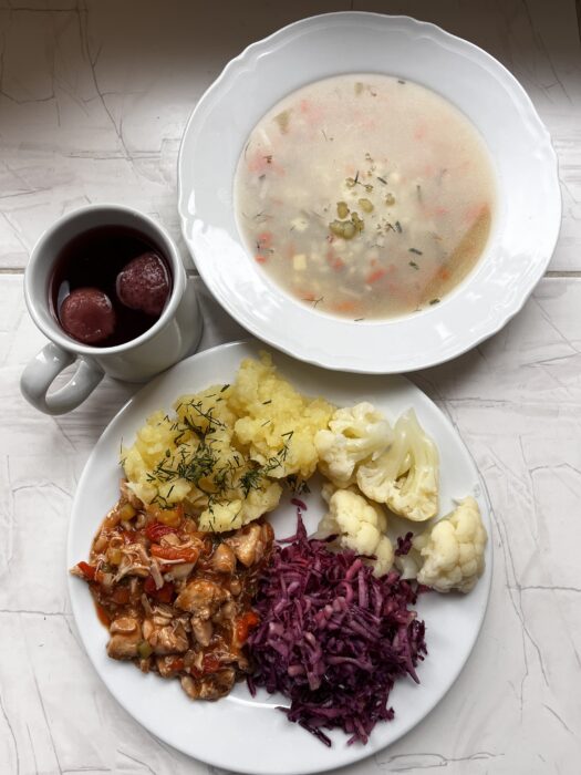 zupa, ziemniaki, kalafior, surówka, leczo, kompot