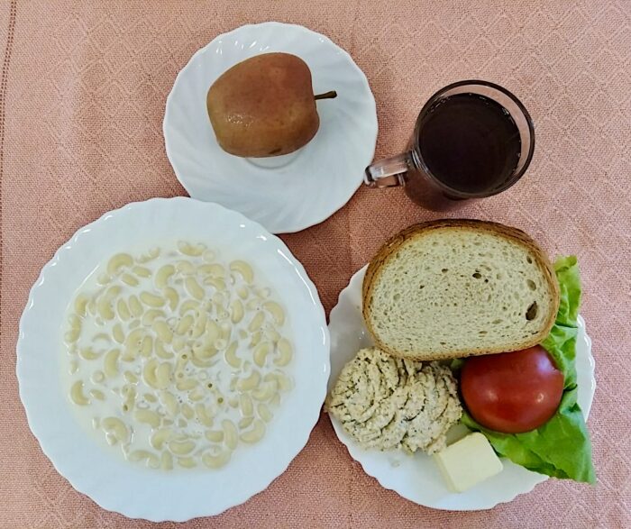 Makaron, pieczywo, masło, pasta jajeczna, pomidor, sałata, jabłko pieczone, herbata