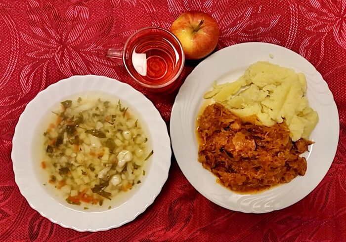 Kalafiorowa, ziemniaki, bigos, jabłko, kompot.