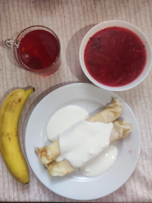 Zupa buraczkowa, naleśniki z serek, polewa jogurtowa, banan, kompot