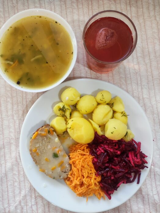 Zupa grochowa, pieczeń rzymska, ziemniaki, buraczki, marchewka, kompot