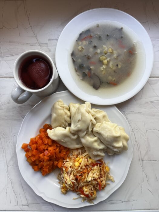 zupa pieczarkowa, pierogi, surówka, marchewka, kompot