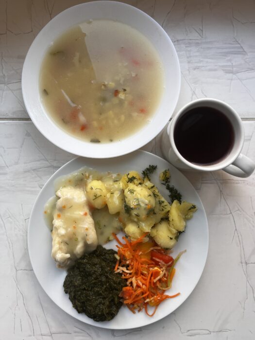 ziemniaki, filet w sosie, surówka, szpinak, kompot