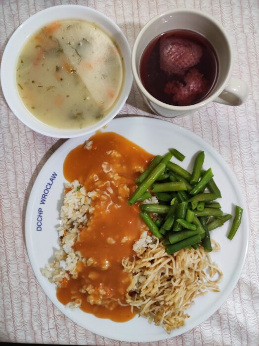 Zupa żurek, risotto, sos pomidorowy, surówka z selera, fasolka , kompot