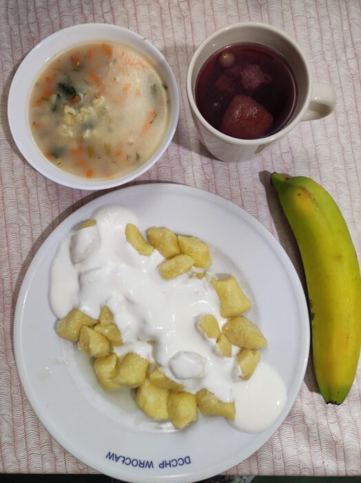 Zupa jarzynowa, kluski leniwe, polewa jogurtowa, banan, kompot