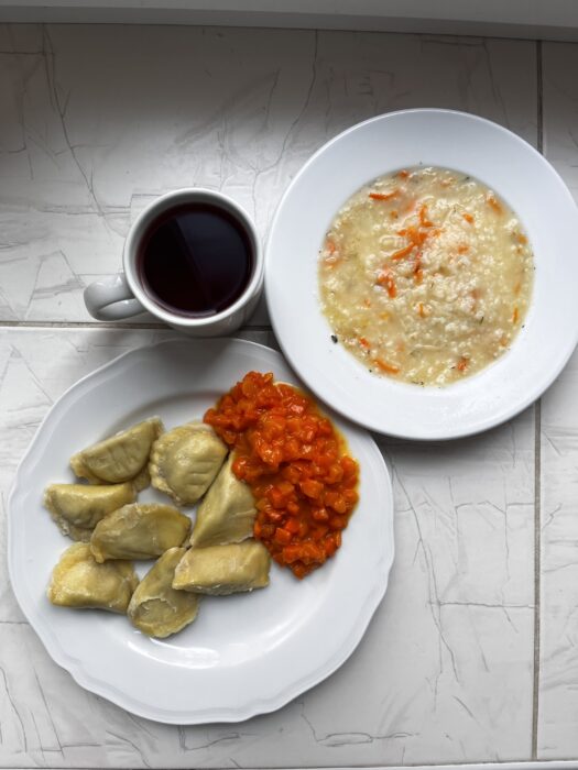 zupa, pierogi z mięsem, marchewka oprószona, kompot