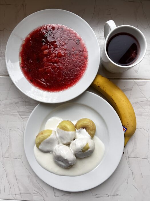 zupa, knedle z truskawkami i polewą, banan, kompot