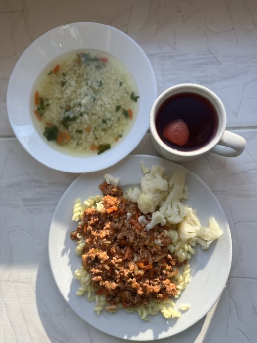 zupa, makaron z sosem bolognese, kalafior, kompot