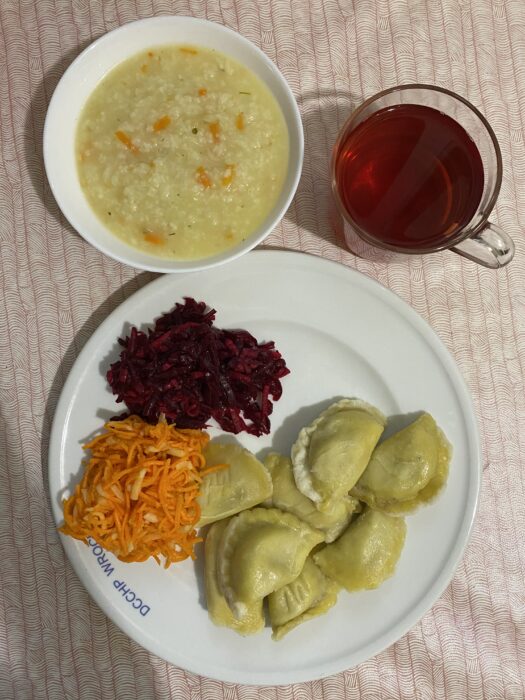 zupa, kompot, pierogi z mięsem, buraczki, surówka z marchewki