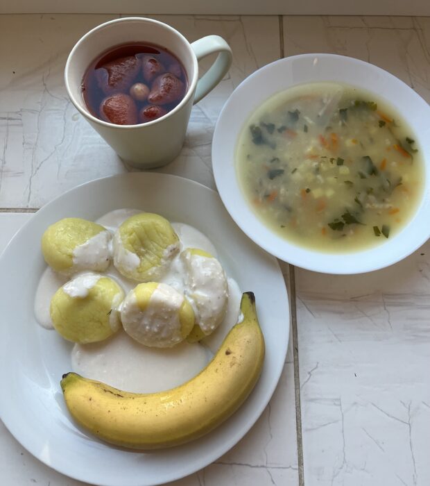 kompot, zupa, knedle ze śliwką, polewa jogurtowa, banan