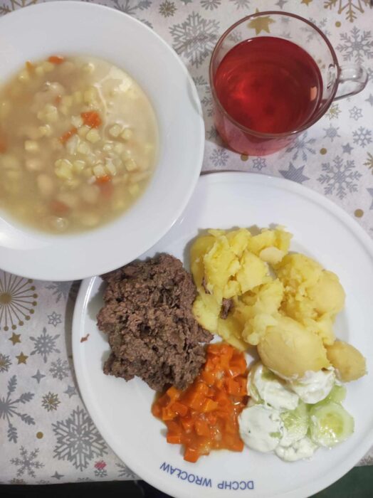 Zupa fasolowa, wątróbka, ziemniaki, marchewka, mizeria, kompot