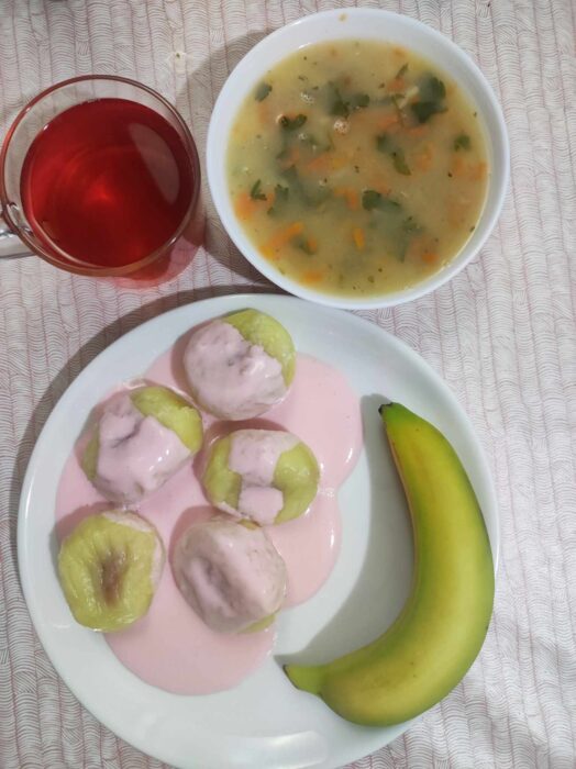 Zupa, knedle z truskawkami, polewa, banan, kompot